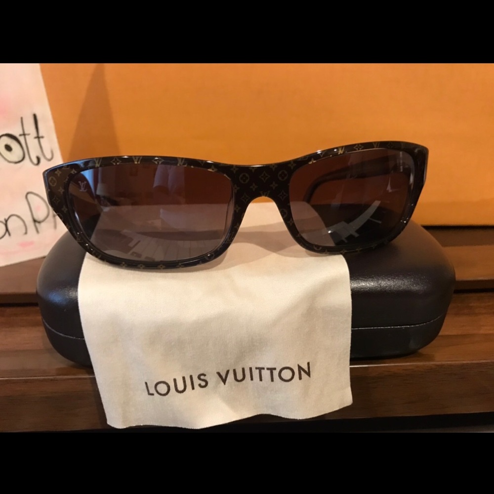 ๐ Sold ๐ Authentic Sunglasses - Picture 5 of 8